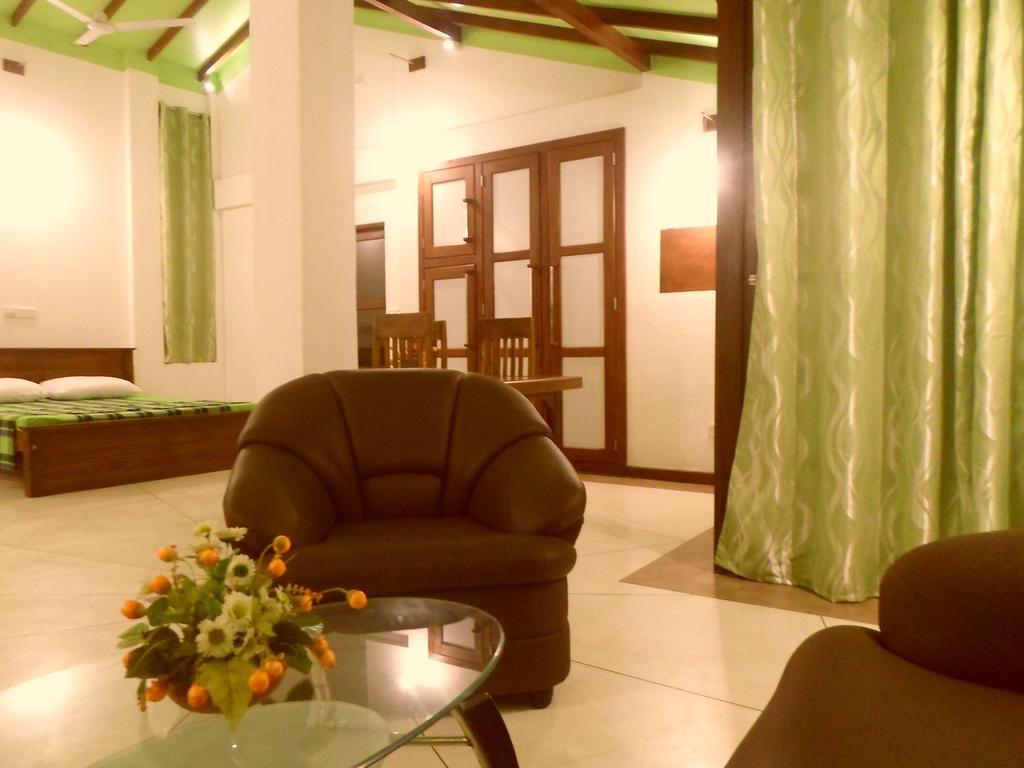Nilas Guesthouse Хикадува Екстериор снимка