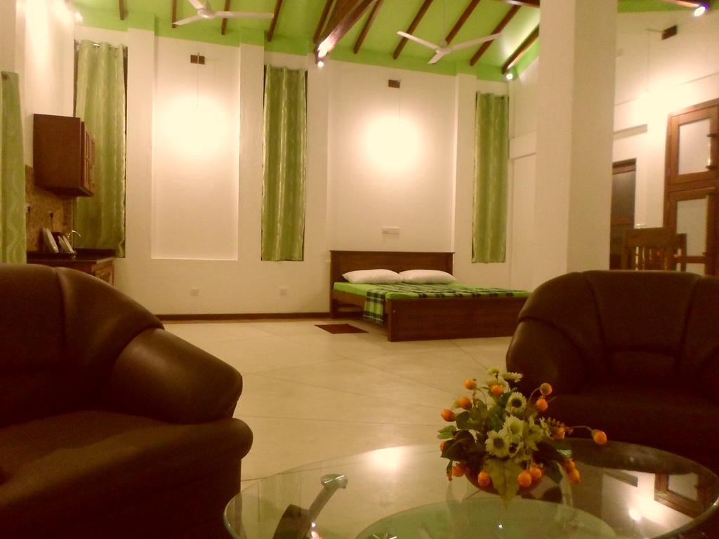Nilas Guesthouse Хикадува Екстериор снимка