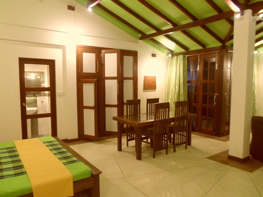 Nilas Guesthouse Хикадува Стая снимка