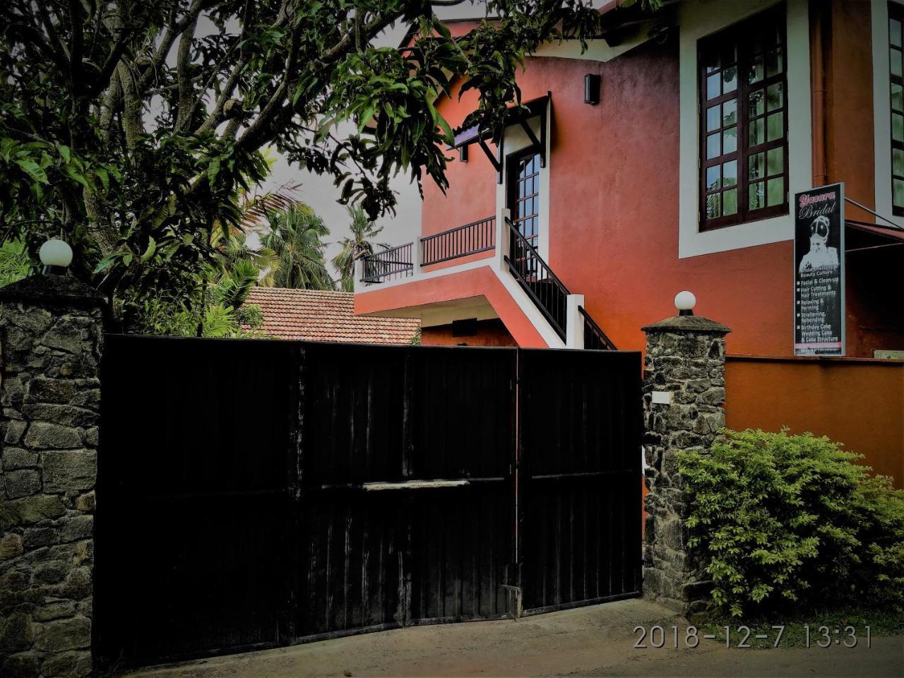 Nilas Guesthouse Хикадува Екстериор снимка