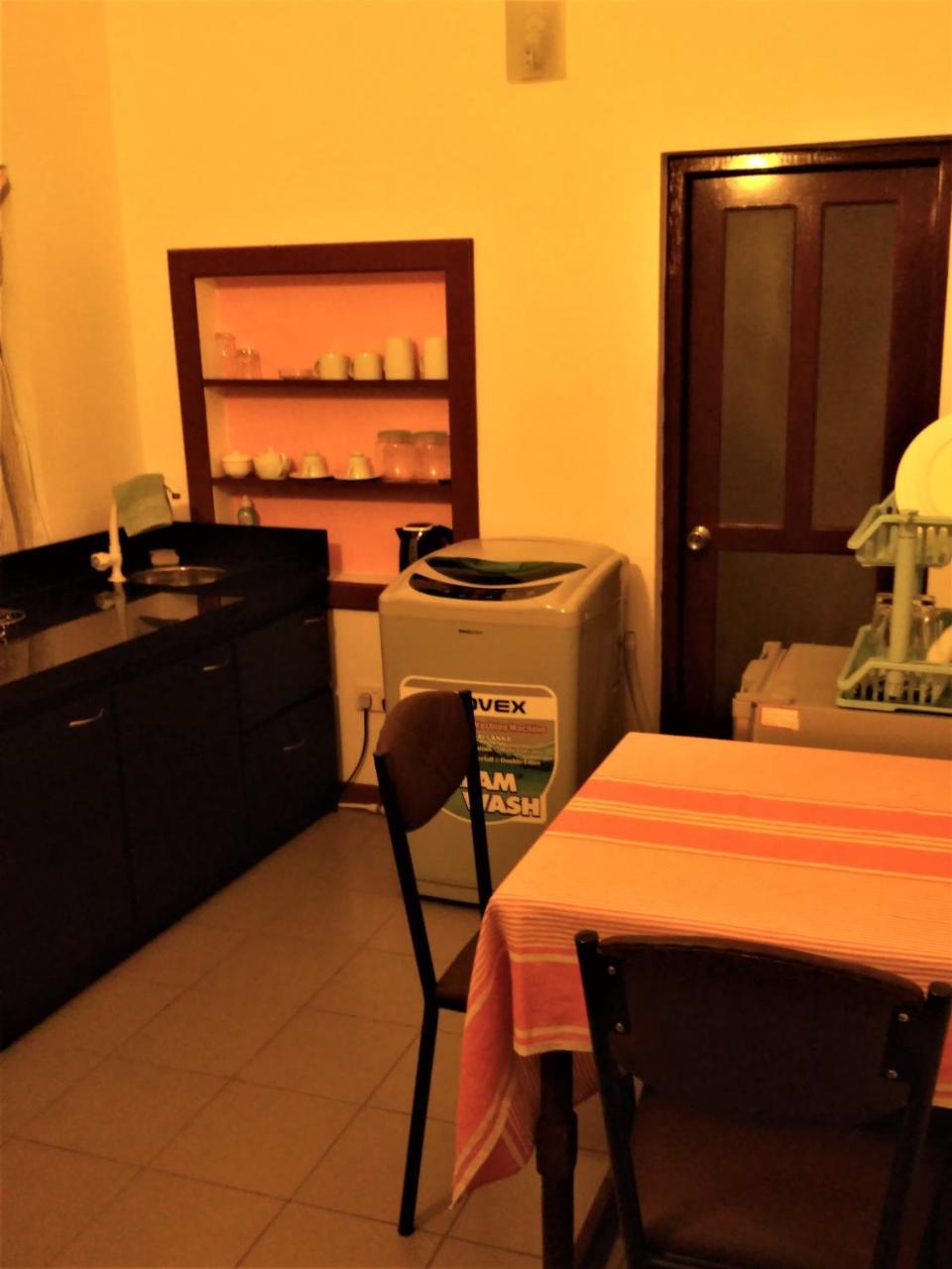 Nilas Guesthouse Хикадува Екстериор снимка