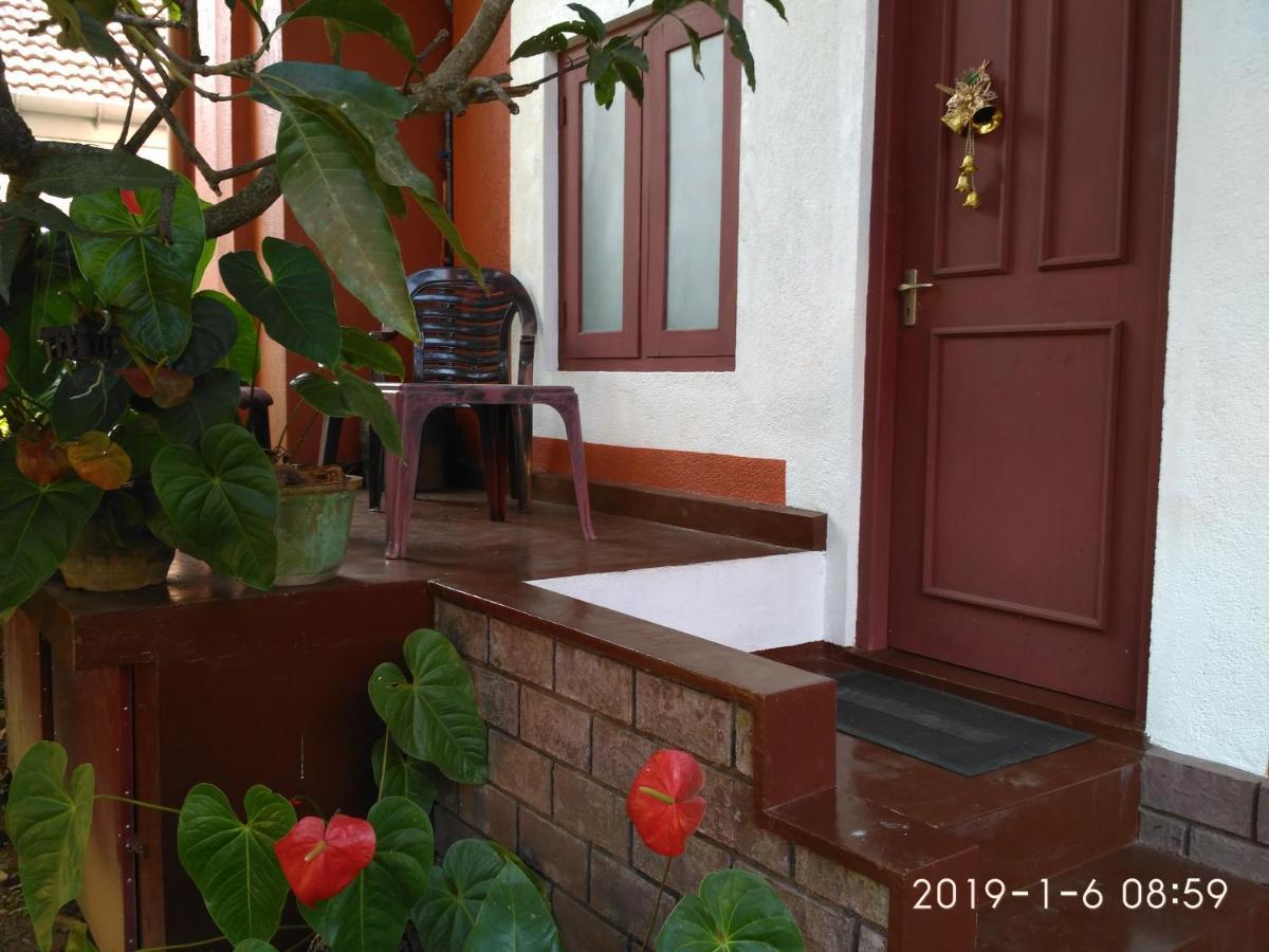 Nilas Guesthouse Хикадува Екстериор снимка